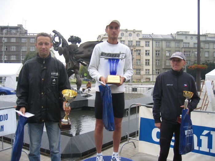 Vít?zové v celkovém po?adí, zleva: 2. Ji?í Wallenfels, 1. Damian Zawirucha, 3. Petr B?tík Vít?zové v celkovém po?adí, zleva: 2. Ji?í Wallenfels, 1. Damian Zawirucha, 3. Petr B?tík