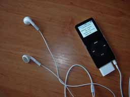 iPod s p?ipojenými sluchátky